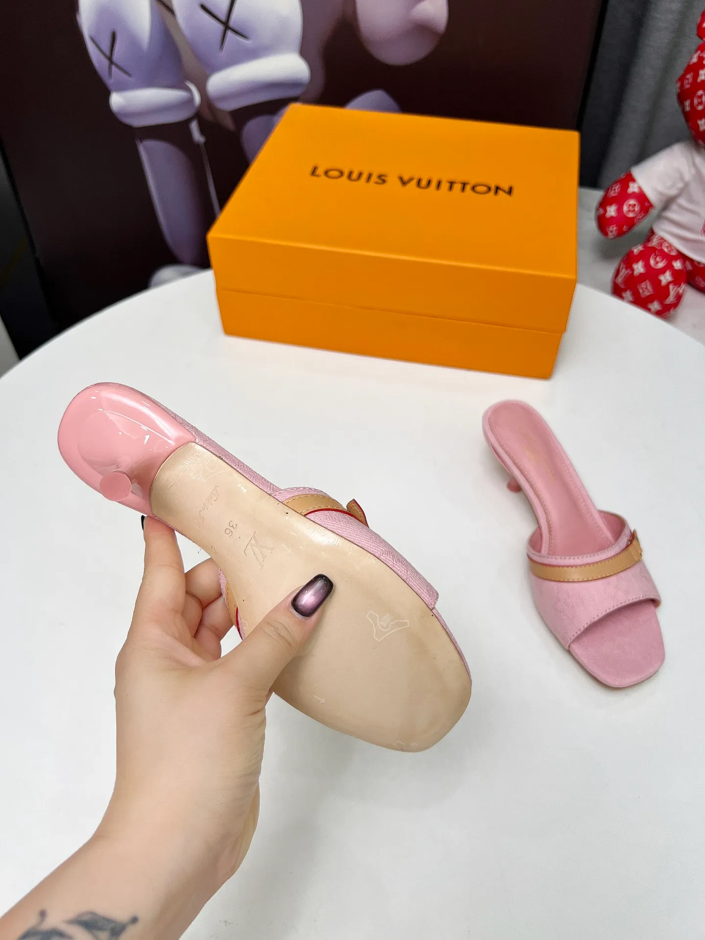 👟👟Ex-factory price 440👟👟 LV new denim kitten heel slippers 2025 summer must-have for goddesses, original replica, super comfortable on the feet. Show off the queen's temperament, the heel height is 5.5CM, which shows your temperament without being tiring. Standard code: 35-42 (41 and 42 codes are customized, non-returnable and non-exchangeable)